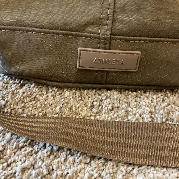 Athleta excursion Crossbody bucket bag. - Picture 3 of 8